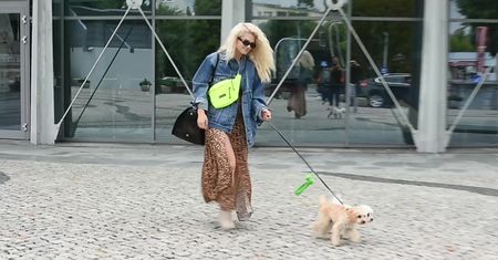 Margaret ociepla wizerunek pozując z psami