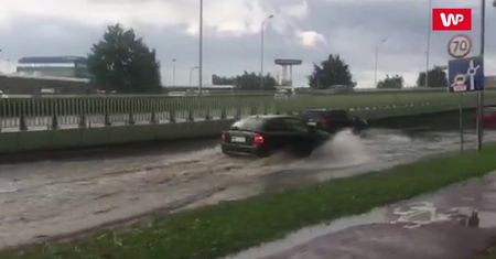 Oberwanie chmury nad Warszawą. Ulica zamieniła się w potok