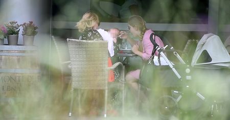 Olejnik w "piżamie" spełnia się w roli troskliwej babci