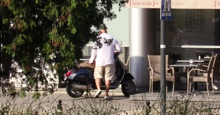 Zdezorientowany Gąsowski szuka kasku