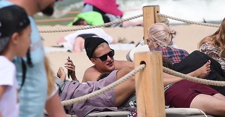 Kosel leży na plaży, wlewa piwko do buzi i marzy