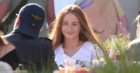 Znużona Littlemoonster96 na obiedzie z przyjaciółmi