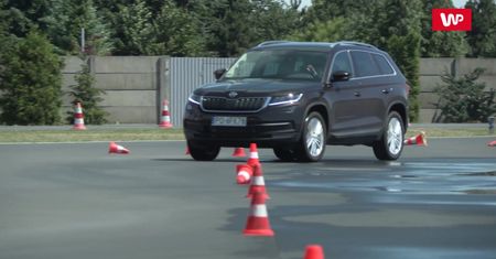 Kierowca z komórką jak pijany. Samochodu nie da się prowadzić pisząc smsa