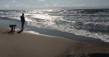 Dzień po tragedii w Darłówku. Ludzie na plaży rozmawiają tylko o tym