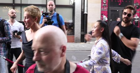 Warnke i Stramowski pouczani przez paparazzi cierpliwie suszą zęby do zdjęć