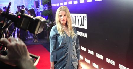 Znudzona Jessica pozuje w "worku" na ściance