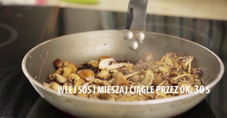 Sałatka grzybowa na ciepło. Przepis, który pokochasz