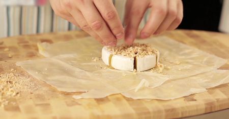 Zapiekany ser brie z orzechami. Wykwintna przystawka w kilka chwil