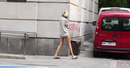 Wyluzowana Anja Rubik na spacerze z suczką