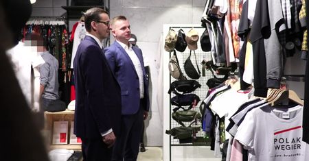 Dumny Morawiecki przechadza się po sklepie z odzieżą patriotyczną