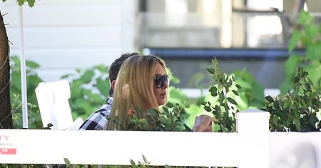 Rozenek stęskniona za paparazzi stroi miny w restauracji