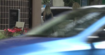 Schejbal bez biustonosza pomyka warszawskimi ulicami
