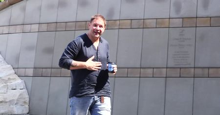 Mędzący Karolak przejmuje się plamą na koszuli