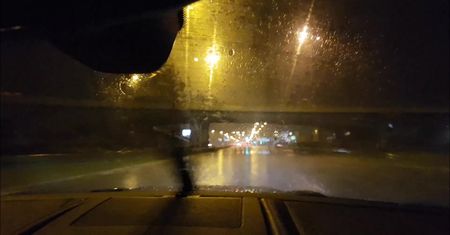 Gwałtowne opady nad Polską. Czytelnik nagrał zalaną drogę