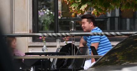Pyzaty Bilguun Ariunbaatar stroi miny na spotkaniu z koleżanką