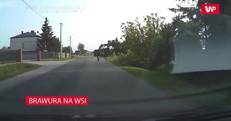 Brawura na wsi. Omal nie potrącił rowerzystów