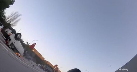 Motocyklista uderzony przewróconym autem. Takiego nagrania wypadku jeszcze nie było