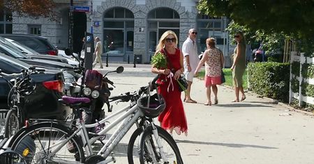 Roztargniona Olejnik pomyka po mieście z torebką za 10 tysięcy złotych