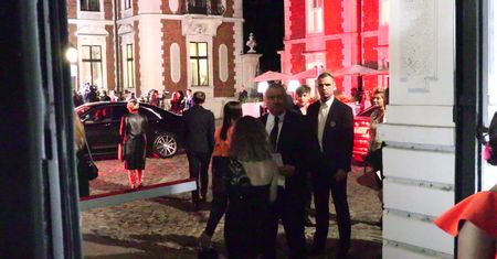 Wieniawa w błysku fleszy daje dyla przed fanami