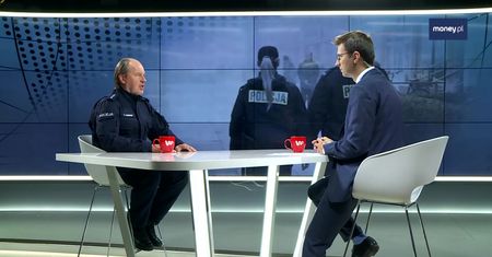 Rano mundur, po godzinach fucha. Rzeczywistość w służbach od lat niezmienna