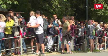 Tłumy na Kasprowy Wierch. Na turystach zarabiają "czekacze"
