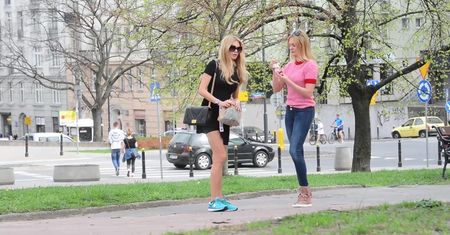 Ruchała zajada się fast foodem w centrum Warszawy