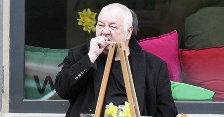 59-letni Soyka samotnie raczy się lunchem i papierosem