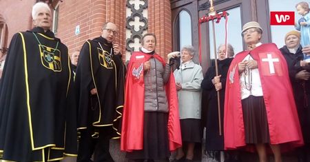 Miesięcznica przed oknem Biedronia. "Za grzechy"