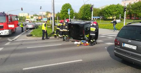 Wypadek w Lublinie. Strażacy usuwają wrak auta