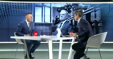 "Wina Tuska". Krzysztof Brejza odpowiada: to nie on wsadził najważniejszych ludzi do jednego samolotu