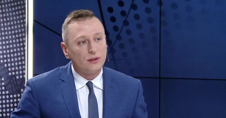 "Normalny obywatel" i "wódz". Brejza porównał wejścia Tuska i Kaczyńskiego do sądu