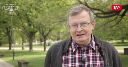 Tadeusz Cymański jest w zespole ds. nordic walking. Kijki dostał od WP