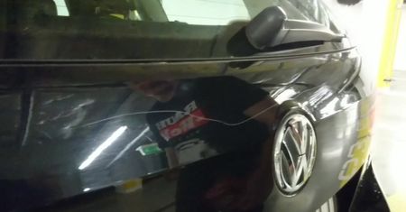 Kredka z marketu kontra rysa na lakierze. Sprawdzamy, czy 15 złotych zastąpi lakiernika
