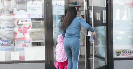 Iwonka w dresie córkę na rękach niesie