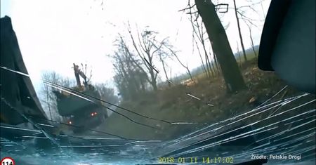 Tafla śniegu rozbija szybę, złoto na złomowisku i wypadki polskich kierowców
