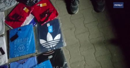 Nielegalny bazar w Wólce Kosowskiej wciąż działa