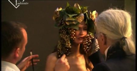 Bianca Balti jako kapłanka Bachusa