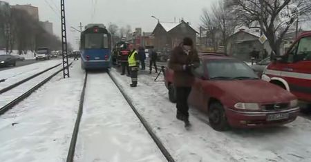 Nastolatek bez prawka wjechał w przystanek