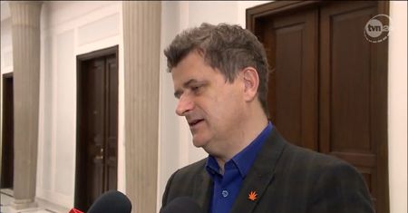 Palikot: Tusk liże śmietanę z kolan Nycza