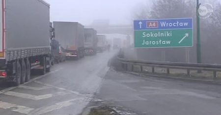 Seria kolizji na A4. 20 aut uszkodzonych