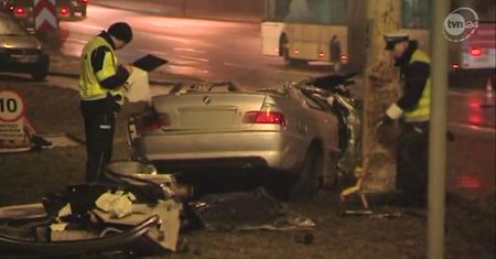 BMW uderzyło w latarnię. 1 osoba nie żyje