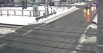 Szalony rajd BMW przez przejazd kolejowy!