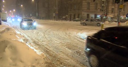 Łódź przykryta śniegiem