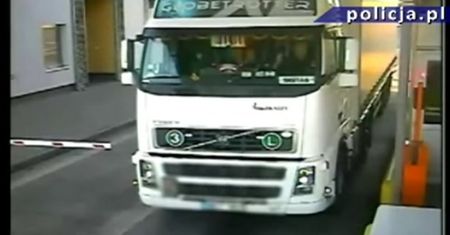 TIR staranował szlaban na A2