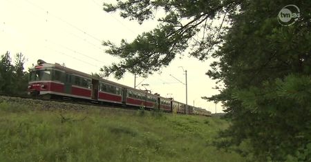 Pociąg Inter Regio utknął w polu
