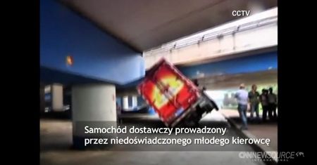 Ciężarówka utknęła pod wiaduktem