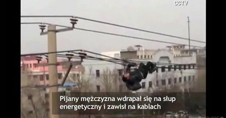 Pijacki spacer po linii wysokiego napięcia