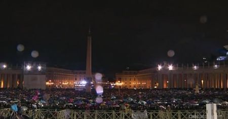 Czarny dym nad Kaplicą Sykstyńską