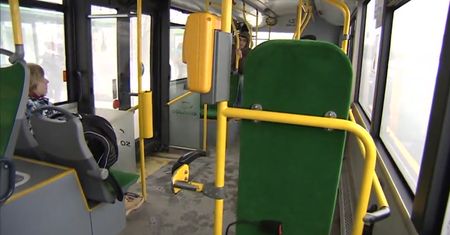 Zdjęcie zmarłego w autobusach w Poznaniu