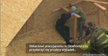 Mężczyzna przybił się do dachu